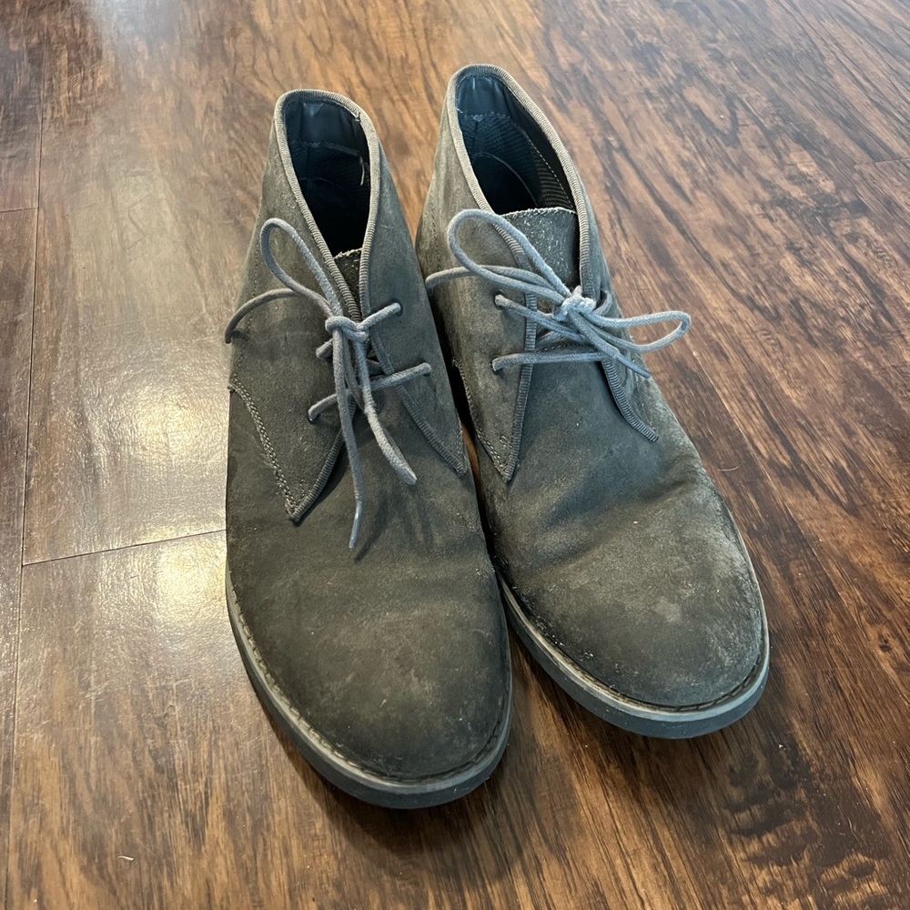 Calvin Klein Size 11 Grey Suede Chukka Boot